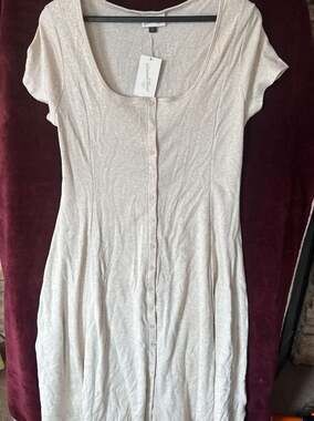 Universal Thread Women's Oatmeal Ribbed Short Sleeve Button-Front Midi Dress
C1